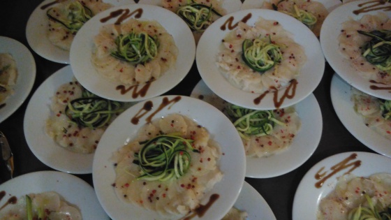 Carpaccio de Saint Jacques, baies roses, huile d'olive citron et ses spaghettis de courgettes marinées.