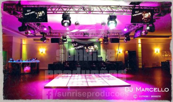 Kit treliça quadrada com Dj, 4 tvs, movings, stobo, laser, pista e painel de LED.