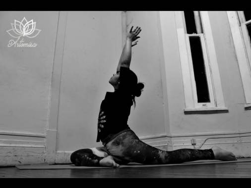 Pauli haciendo la postura de la Paloma. 
Pauli es profesora certificada de Vinyasa Yoga y Terapeuta Floral