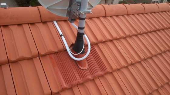 Fixation d’antenne sur tuile traversant