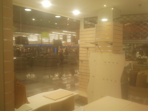 éclairage  d'un magasin 
d'habillement dans galerie marchande