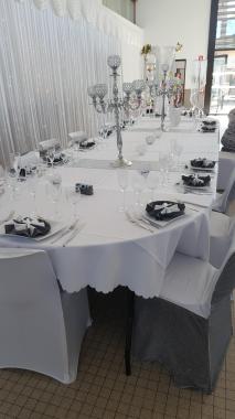 décoration de table couleur blanc et argent