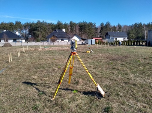 Nasza pracownia geodezyjna wykonuje: - mapy do celów projektowych - inwentaryzacje powykonawcze - mapy do odbioru budynku - tyczenie budynku - podziały - wyznaczenie granic