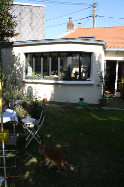 Création d'une extension sur jardin afin d'accueillir une cuisine largement ouverte sur l’extérieur par une menuiserie type atelier