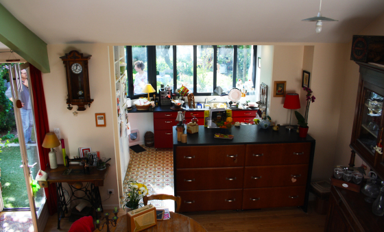 [Vue intérieur] Création d'une extension sur jardin afin d'accueillir une cuisine largement ouverte sur l’extérieur par une menuiserie type atelier