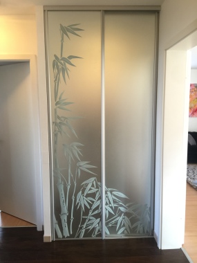 Placard coulissant avec panneau en miroir dépoli acide et un motif bambous laqué blanc