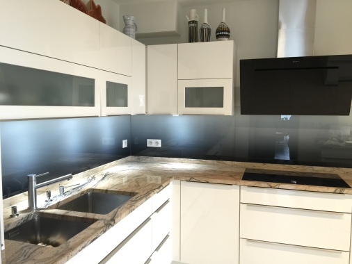 Crédence de cuisine en verre trempé 6mm avec impression numérique haute définition.
Couleur dégradé du noir au blanc