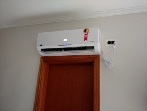 Instalação da condençadora de um dos quartos.
