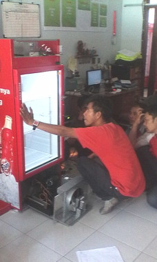sedang memberikan pelatihan tata cara pengecekan dan perbaikan pada cooler