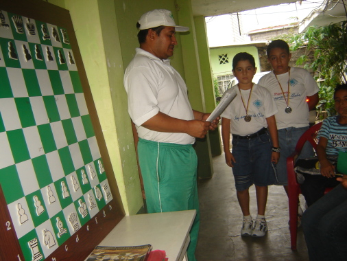 En clase presentando a dos alumnos que habìan alcanzado medallas de plata y bronce en el Campeonato Nacional de Novatos realizado en Tulcàn en el año 2008.