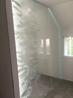 Paroi de douche en verre trempé 8mm avec gravure sur-mesure à l'acide et éclairage LED