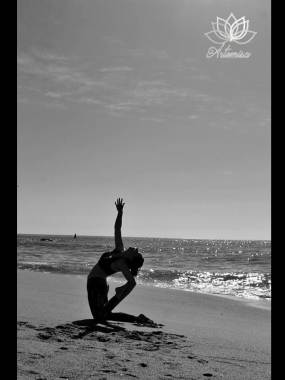 Malu haciendo una variación de el Camello. 
Malu es profesora certificada de Yoga Vinyasa y terapeuta de masaje metamórfico
Puede realizar clases en Inglés.