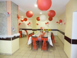 Salle très lumineuse de 120m² déco rouge et blanc