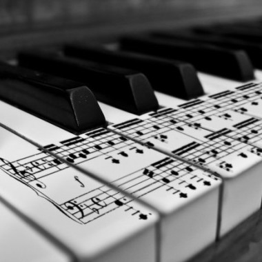 Servicios De Canto, Piano, Guitarra Y Música