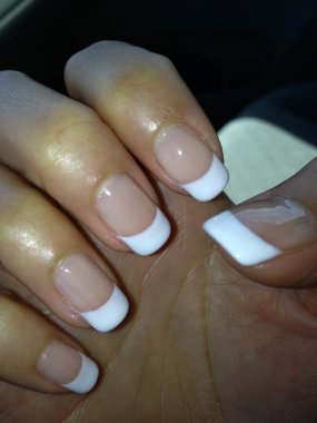 Pose de gel sur ongles naturel avec french 28€