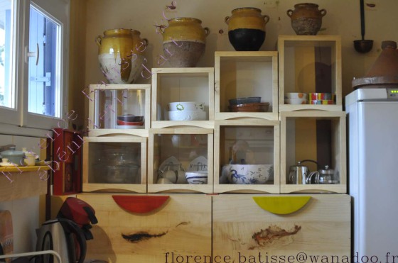 Niches dans une cuisine en frêne