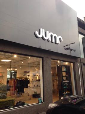 Projeto de Estratégia e Redesign de logotipo, Comunicação Visual, Arquitetura e Interiores, Mobiliários, Visual Merchandising e Paisagismo, bem como a execução.