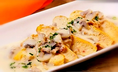 Cortes de pollo en salsa blanca de vino, championes salteados  y cilantro 