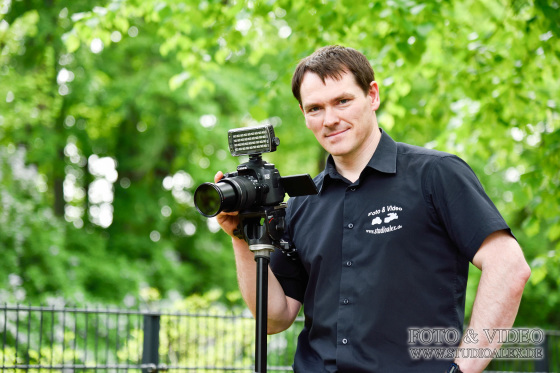 Hochzeitsfotograf & Videograf für Hochzeit, standesamtliche und freie Trauung.
Auf meiner Webseite sehen Sie viele glückliche Brautpaare die mich schon als Hochzeitsfotograf und Kameramann erlebt haben und die sehr über die Hochzeitsfotos und den Film begeistert sind. Kontaktieren Sie mich unter 09621782680 und überzeugen Sie sich selbst. Ihr Fotograf und Videograf Alexander Dechant. http://www.hochzeitsfotos-video.de/