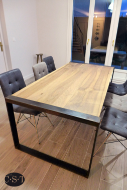 Fabrication et pose d'une table à manger dans le cadre d'un projet en collaboration avec l'architecte Auréline Gella -agence INE-, présente sur ce site.