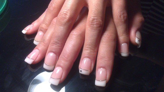 Rallonge avec Gel de modelage transparent , et une pointe de Gel de modelage rose , + frech , allongement  chablon , sur des ongles rongée.