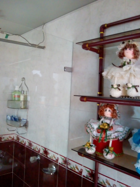 Enchapes en porcelana para baños y cocinas. Divisiones en vidrio templado.