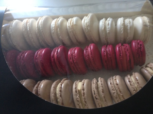 macaron vanille, fraise, framboise, caramel beurre salé, pistache, citron