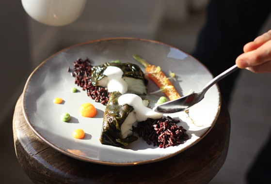 Dos de cabillaud cuit vapeur en algue Kombu, riz vénéré, condiment carottes-gingembre, écume de fumet de poissons