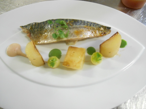 Maquereaux, pommes et pomme de terre, jus vert