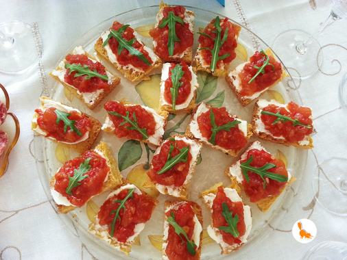 Chutney di pomodori su pane alla zucca