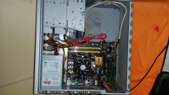 Nettoyage interne d'un PC tour, puis optimisation du pc par un remplacement du disque dur mécanique par un ssd à  mémoire flash dans le but d'optimiser et accroître la rapidité d'exécution des taches du système. ( valable pour windows, linux, mac) 