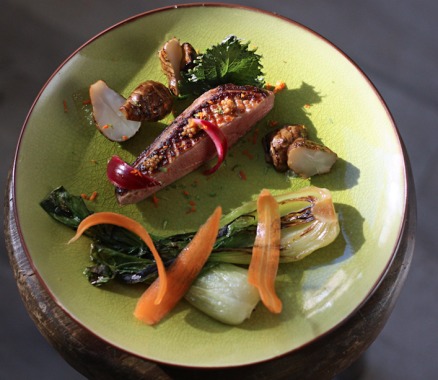 Magret de canard, choux pak choi braisés, topinambours rôtis, pickles de graines de moutarde