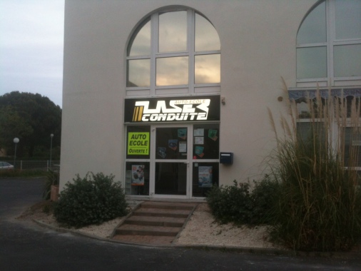Une des façades de Laser Conduite.