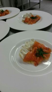 Une entrée : Saumon gravlax, blinis et chantilly aux herbes.