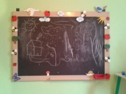 Réalisation d'un tableau pour enfant, ne prend pas de place car il se fixe au mur et décor la chambre, il est possible de le faire à votre goût ou sur un thème