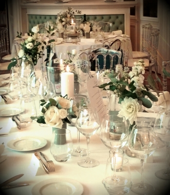 Déclinaisons blanches et grises pour table d'honneur.