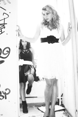 noir & blanc 
Ariane & Yasmina