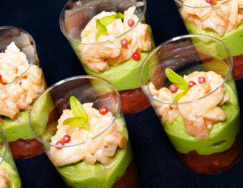 Votre traiteur vous propose la livraison de votre apéritif malgache, composé de : • Sambos aux choix • Beignets de légumes • Nems aux choix • Canapé aux achards de légumes parfumés au combava • Verrine de saison Boisson : Punch Autour des Mets....