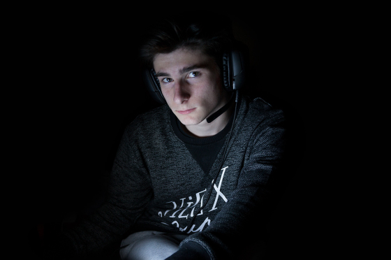 Portrait en intérieur avec lumière du Pc.