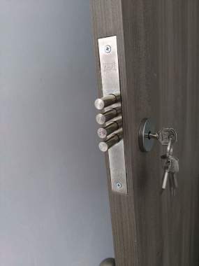 Cerradura de 4 machos y giro de 3 bueltas incluye 5 llaves de seguridad antiganzua 