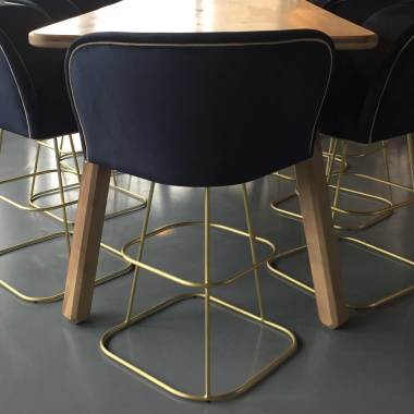 Architecture d'intérieur - Table 3m en noyer et ensemble de tabourets velours et acier laitonné - 2018