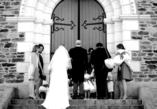 A l'entrée d'une cérémonie d'un mariage à Belle Ile...