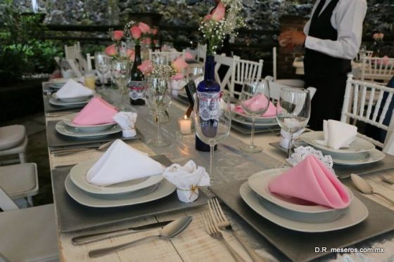 Boda en el campo con mobiliario vintage