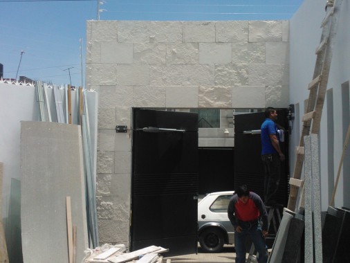 Automatización de portón con pistones hidráulicos