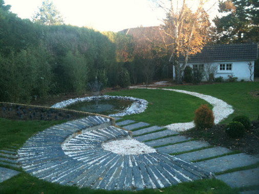 Allées en dalles et pavés qui traversent la jardin.