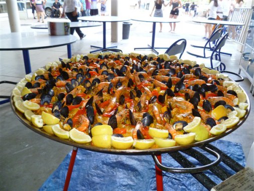 Nos paellas préparées sur place enchanterons vos convives (celle-ci pour 150 couverts pour une fête de fin d'année à l'école)