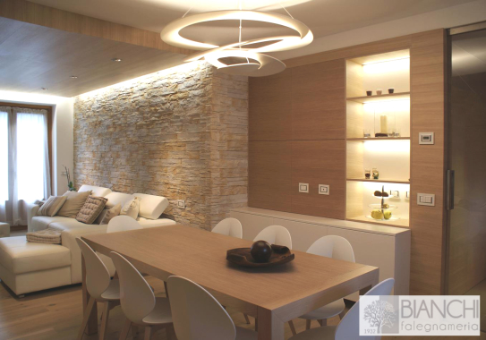 arredamento moderno laccato bianco alternato ad essenza di rovere con decorazione a parete in pietra