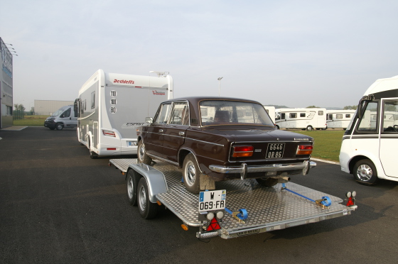 La voici attelée derrière votre camping-car. Cette remorque discrète en traction transporte votre voiture pour la découverte facile des lieux à l'étape. Laissez votre camping-car sur l'aire d'accueil et roulez en voiture à la découverte des villes, des routes de montage pittoresques.