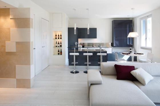 arredamento moderno laccato lucido con rivestimenti pareti in marmo