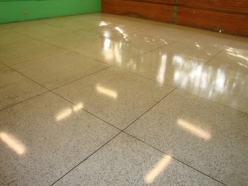 Piso de granilite já polido e resinado.